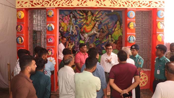 পূজা মন্ডপ পরিদর্শন ও শারদীয় শুভেচ্ছা বিনিময় করলেন বিএমপি কমিশনার
