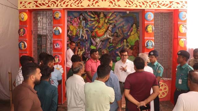 পূজা মন্ডপ পরিদর্শন ও শারদীয় শুভেচ্ছা বিনিময় করলেন বিএমপি কমিশনার