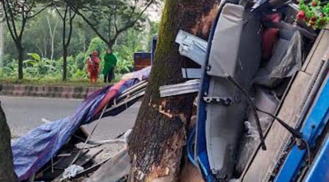 নিয়ন্ত্রণ হারিয়ে গাছের সঙ্গে পিকআপের ধাক্কা, নিহত ৩