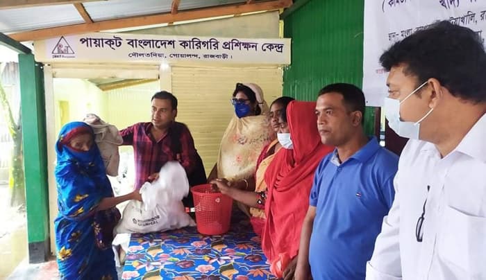 দৌলতদিয়ায় সেক্সওয়ার্কারস নেটওয়ার্কের খাদ্যসামগ্রী বিতরণ