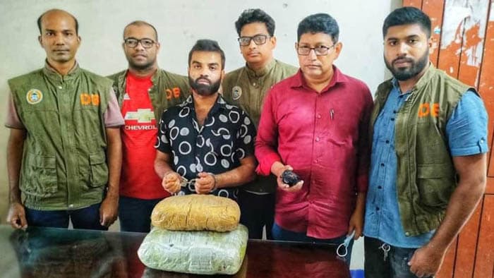 বরিশালে ৬ কেজি গাঁজাসহ আটক কারবারি