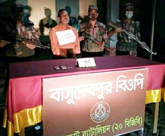 হিলি সীমান্তে ৪টি স্বর্ণের বারসহ আটক