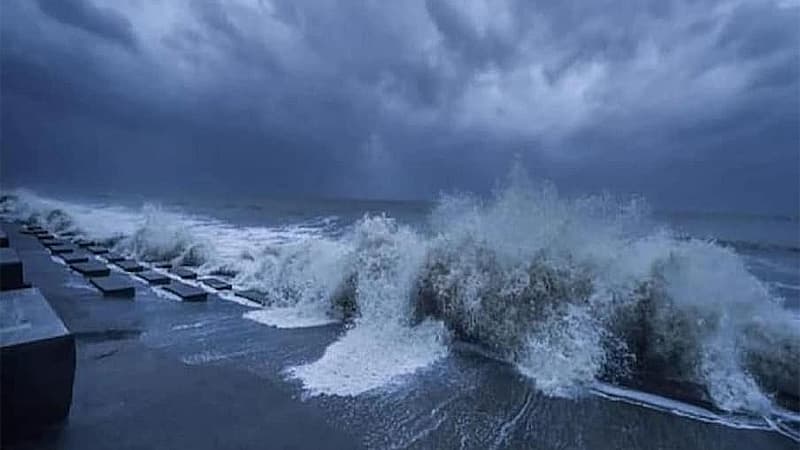 সিত্রাং আতঙ্ক: চার বন্দরে সতর্ক সংকেত