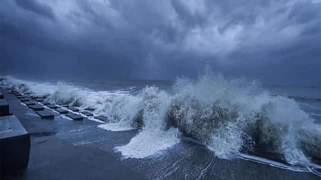 সিত্রাং আতঙ্ক: চার বন্দরে সতর্ক সংকেত