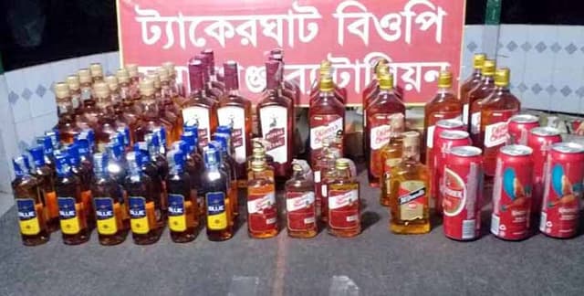 গ্যাসের চুলার নিচে লক্ষাধিক টাকার বিদেশি মদ !