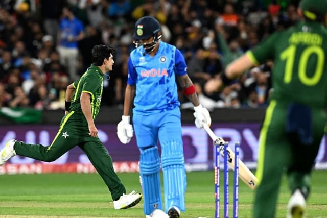 ৩১ রান ৪ উইকেট হারিয়ে বিপদে ভারত