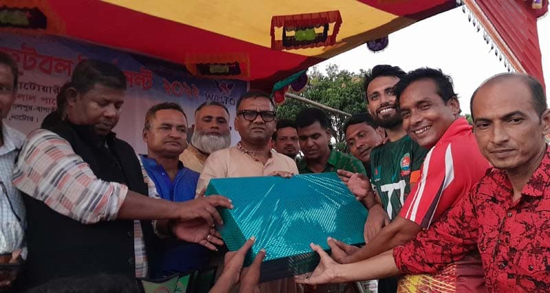 লালপুরে ফুটবল টুর্ণামেন্টের ফাইনাল খেলা ও পুরস্কার বিতরণ