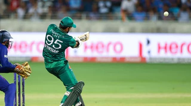 ইফতিখার-শানের জুটিতে ঘুরে দাঁড়ানোর চেষ্টা পাকিস্তানের