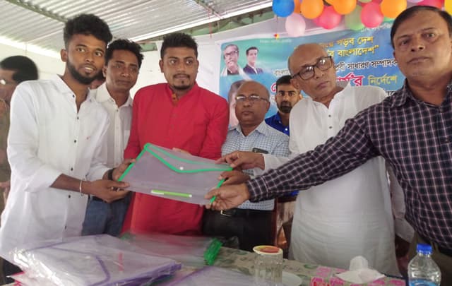 পিরোজপুরে এইচএসসি পরিক্ষার্থীদের উপহার দিলেন ছাত্রলীগ নেতা