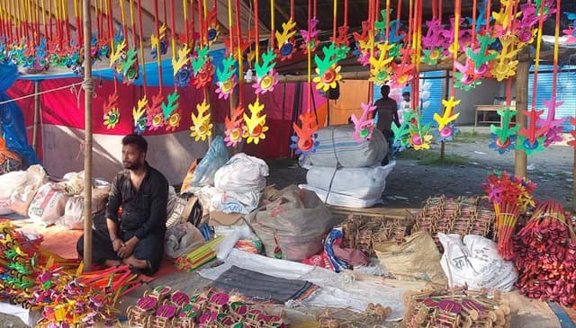 প্রশাসনের অনুমতি ছাড়াই জমেছে কুন্ডু বাড়ি মেলা!