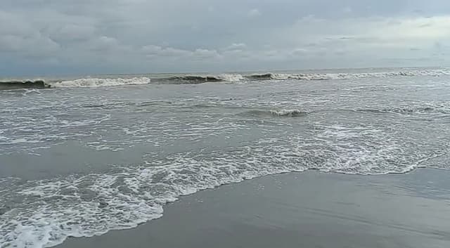 বঙ্গোপসাগরে গভীর নিম্নচাপ,পায়রা বন্দরে ১ নম্বর সতর্ক সংকেত