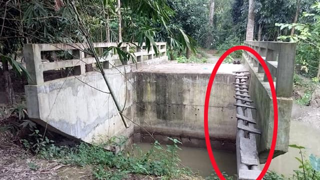 উজিরপুরে কোটি টাকার কালভার্টে বাঁশের সাঁকো-ই ভরসা !