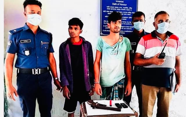 গভীর রাতে অস্ত্রসহ দুই ডাকাতকে পুলিশে দিলো গ্রামবাসী