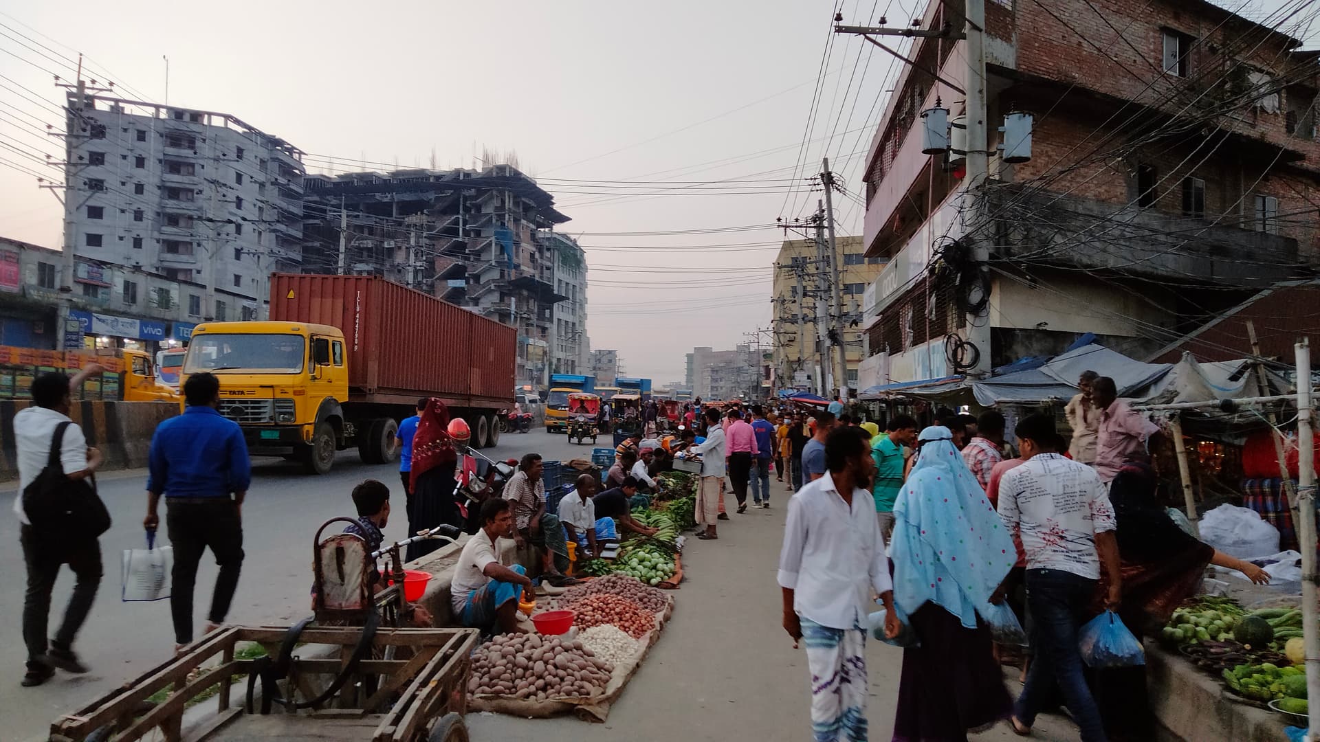কালিয়াকৈরে মহাসড়ক হকারদের দখলে