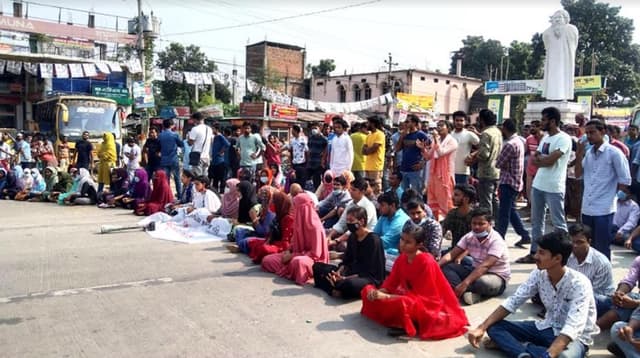 বিষ খেলেন অনশনরত রবীন্দ্র বিশ্ববিদ্যালয়ের এক শিক্ষার্থী