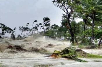 ৭ ফুটের বেশি উচ্চতায় জলোচ্ছ্বাসের শঙ্কা