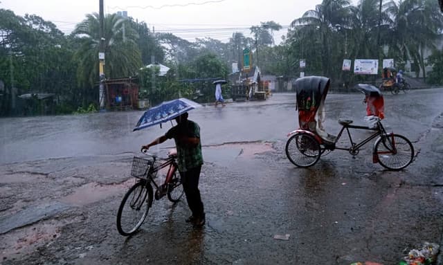 ঘূর্ণিঝড় সিত্রাং: বরিশালে ভাড়ি বৃষ্টি, প্রস্তুত ১০৫২টি আশ্রয় কেন্দ্র