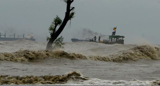 সিত্রাংয়ের অগ্রভাগ আঘাত হেনেছে উপকূলে