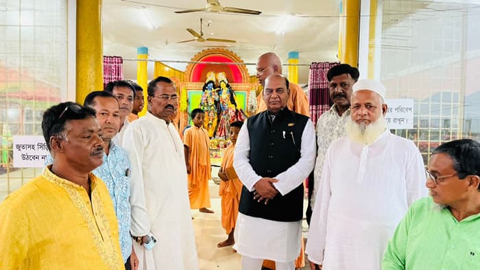 কলাপাড়ার ১৮টি পুজা মন্ডপে আর্থিক অনুদান দিলেন এমপি মহিব