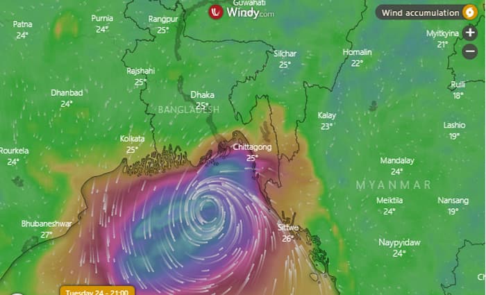উপকূলে আঘাত হেনেছে ঘূর্ণিঝড় 'হামুন'