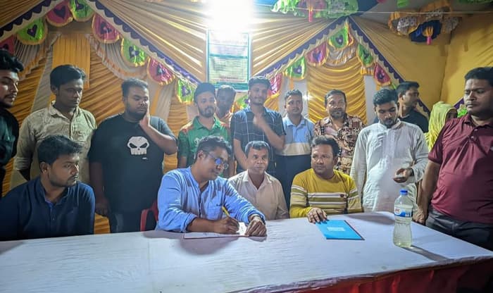 হাকিমপুর পৌর পুজামন্ডপে নগদ অর্থ প্রদান করলেন মেয়র চলন্ত