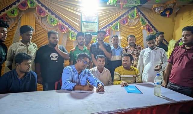 হাকিমপুর পৌর পুজামন্ডপে নগদ অর্থ প্রদান করলেন মেয়র চলন্ত