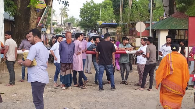 দর্শনার্থীদের মিলন মেলায় পরিনত হিলি সীমান্ত