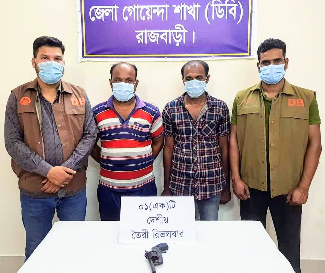 রাজবাড়ীর কালুখালী হতে দেশীয় অস্ত্রসহ গ্রেফতার ২