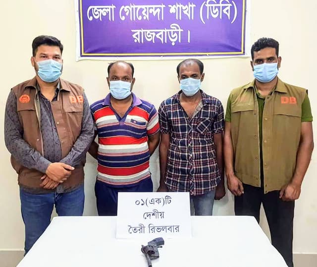 রাজবাড়ীর কালুখালী হতে দেশীয় অস্ত্রসহ গ্রেফতার ২