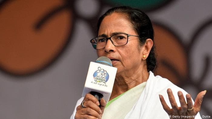 মোদীর ১০০ কোটি টিকা দেওয়ার দাবি মিথ্যা: মমতা