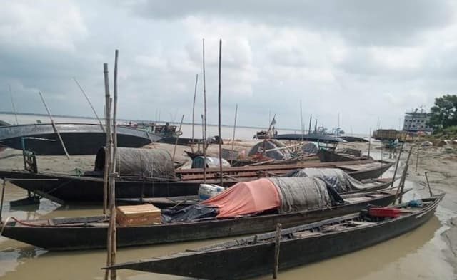মধ্যরাত থেকে ইলিশ শিকার শুরু, পদ্মায় নামতে প্রস্তুতি নিচ্ছে জেলেরা