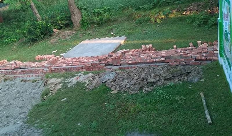 কেশবপুর পল্লীতে সীমানা প্রাচীর ভাঙার অভিযোগ