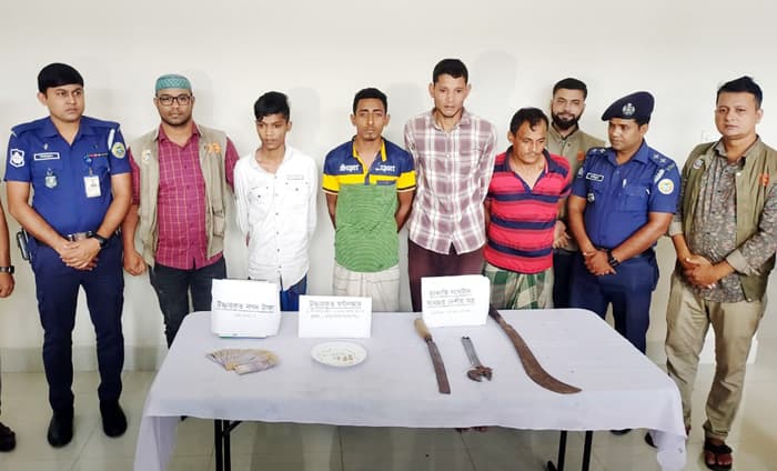 বরিশাল জেলা পুলিশের অভিযানে চার ডাকাত গ্রেফতার