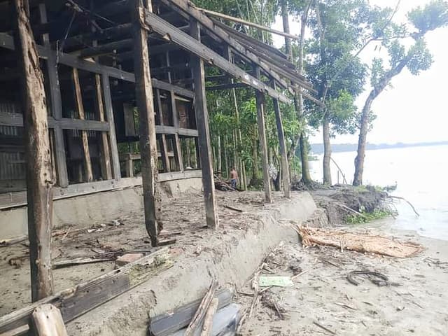 ঝালকাঠির সুগন্ধা নদীর ভাঙনে বিলীন শতাধিক ঘরবাড়ি ও ফসলী জমি