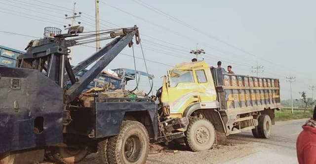দুই ট্রাকের সংঘর্ষে ২ চালক নিহত