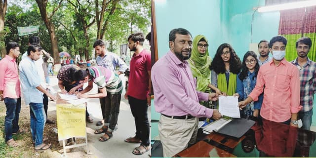 পরিবহন সমস্যা নিরসনে ইবি শিক্ষার্থীদের গণস্বাক্ষর ও স্মারকলিপি প্রদান