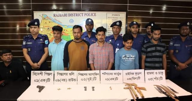রাজবাড়ীতে বিদেশী পিস্তল ও ধারালো অস্ত্রসহ গ্রেফতার ৫