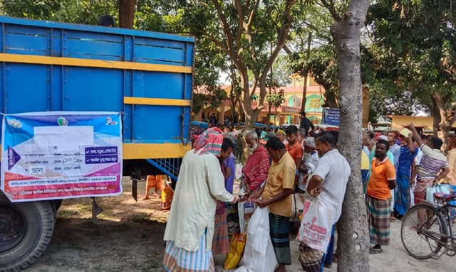 বোয়ালদাড় ইউনিয়নে টিসিবি পণ্য বিক্রয়ের উদ্বোধন
