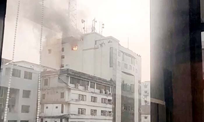 ঢাকা মহাখালীতে ১৪ তলা ভবনে আগুন, নিয়ন্ত্রণে ৭ ইউনিট