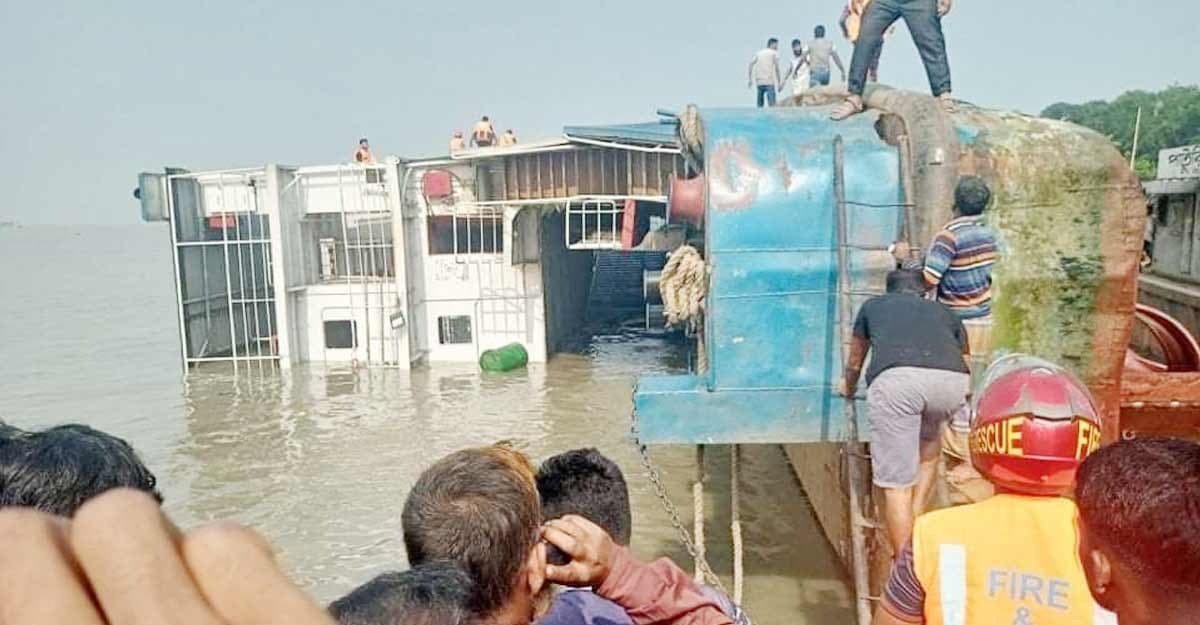 পাটুরিয়া ঘাটে পণ্যবাহী ট্রাক সহ আমানত শাহ ফেরি ডুবি