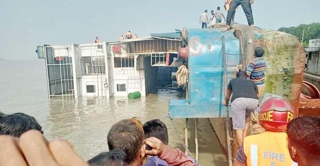 পাটুরিয়া ঘাটে পণ্যবাহী ট্রাক সহ আমানত শাহ ফেরি ডুবি