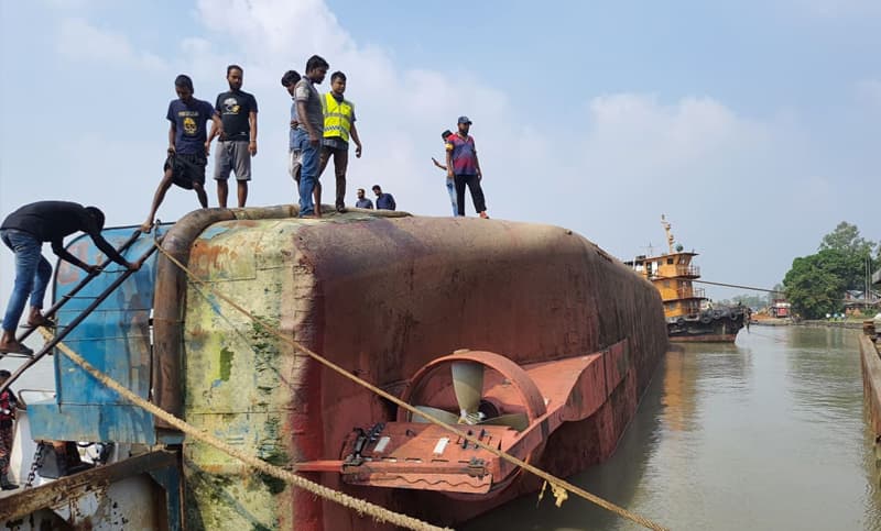 ২ মিনিটেই উল্টে যায় ফেরি আমানত শাহ