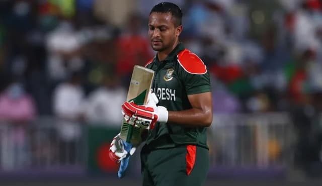দলকে বিপদে ফেলে সাজঘরে সাকিব