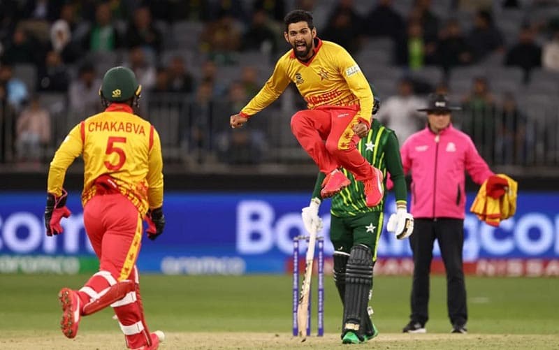 বিশ্বকাপে ফের অঘটন: পাকিস্তানকে হারাল জিম্বাবুয়ে