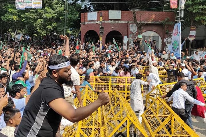 ব্যারিকেড ভাঙল জামায়াত, সরে দাঁড়াল পুলিশ