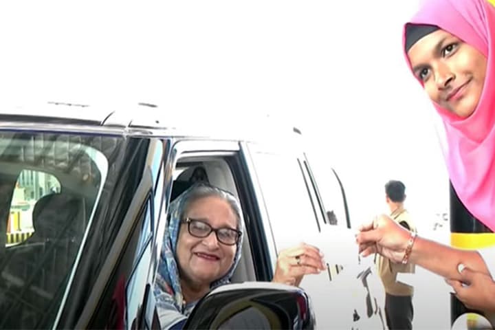 টোল দিয়ে বঙ্গবন্ধু টানেল পার হলেন প্রধানমন্ত্রী