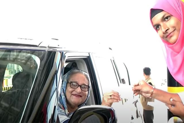 টোল দিয়ে বঙ্গবন্ধু টানেল পার হলেন প্রধানমন্ত্রী