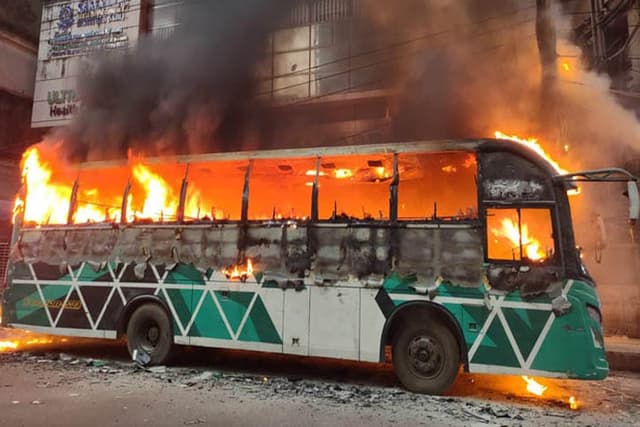 ঢাকায় কয়েকটি স্থানে বাসে আগুন