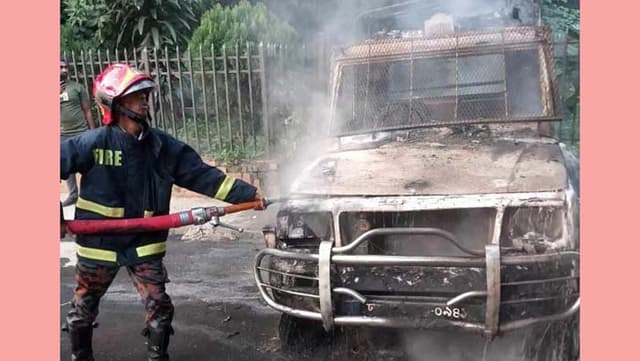 খিলগাঁওয়ে ফায়ার সার্ভিসের গাড়িতে আগুন
