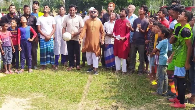 হাকিমপুরে উপজেলা চেয়ারম্যান কাপ ফুটবল টুর্নামেন্টের উদ্বোধন